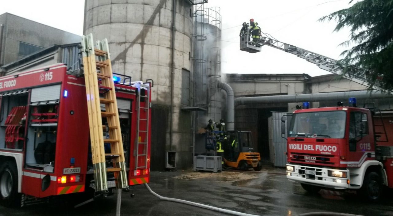 Pogliano, incendio in una falegnameria: un operaio ustionato