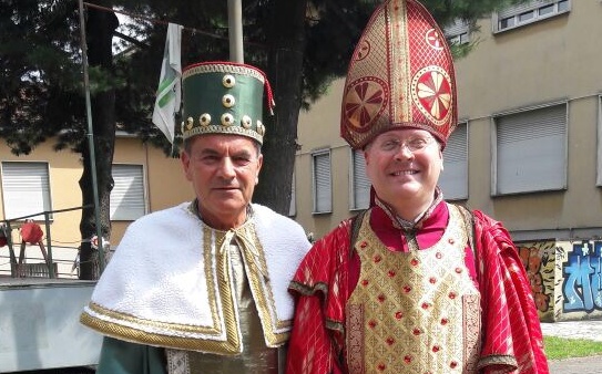 Pogliano, sindaco e don “in maschera” per il Palio