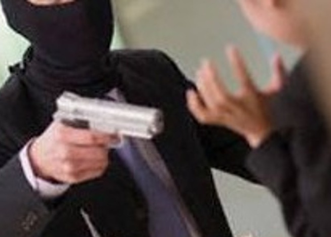 Legato e picchiato per essere derubato: in manette quattro persone