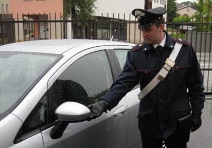 Rescaldina, Tenta la truffa dello specchietto: arrestato dai carabinieri