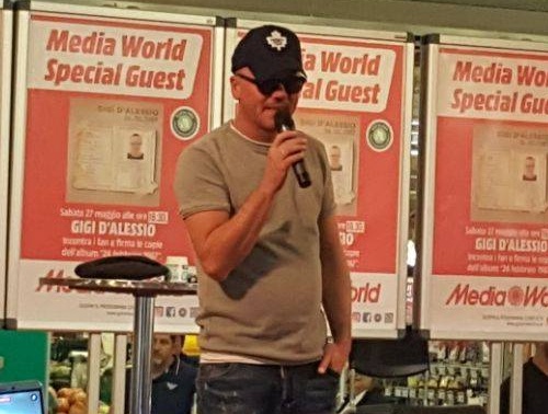 Rescaldina: bagno di folla per Gigi D’Alessio. “Grazie per essere qui così numerosi”
