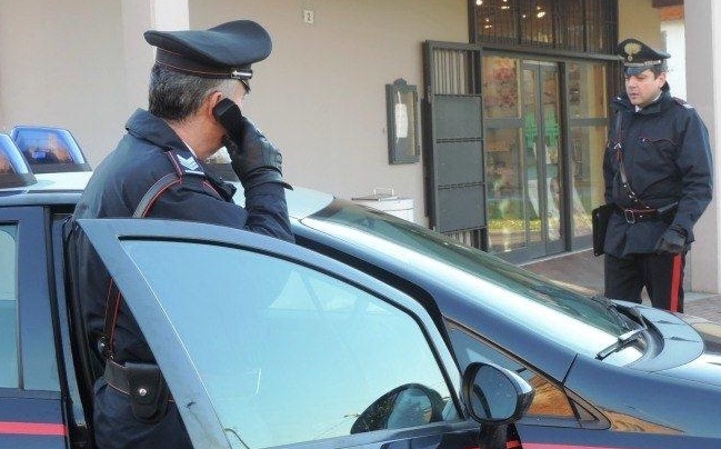 Rescaldina, rapinano il Maxi Zoo con la pistola: fuga con 8mila euro