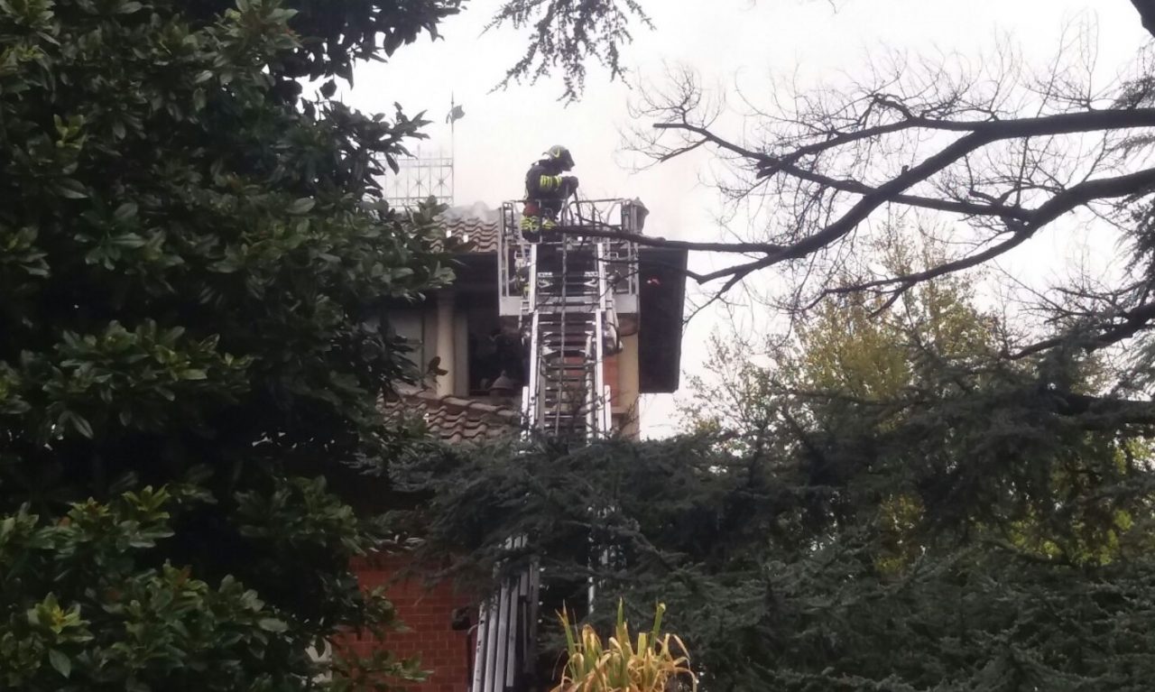 Rescaldina, va a fuoco il tetto di una villetta
