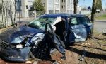 Rho: Auto contro albero, paura su viale De Gasperi