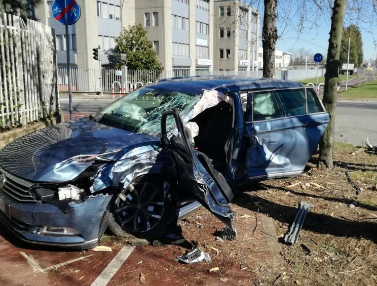 Rho: Auto contro albero, paura su viale De Gasperi
