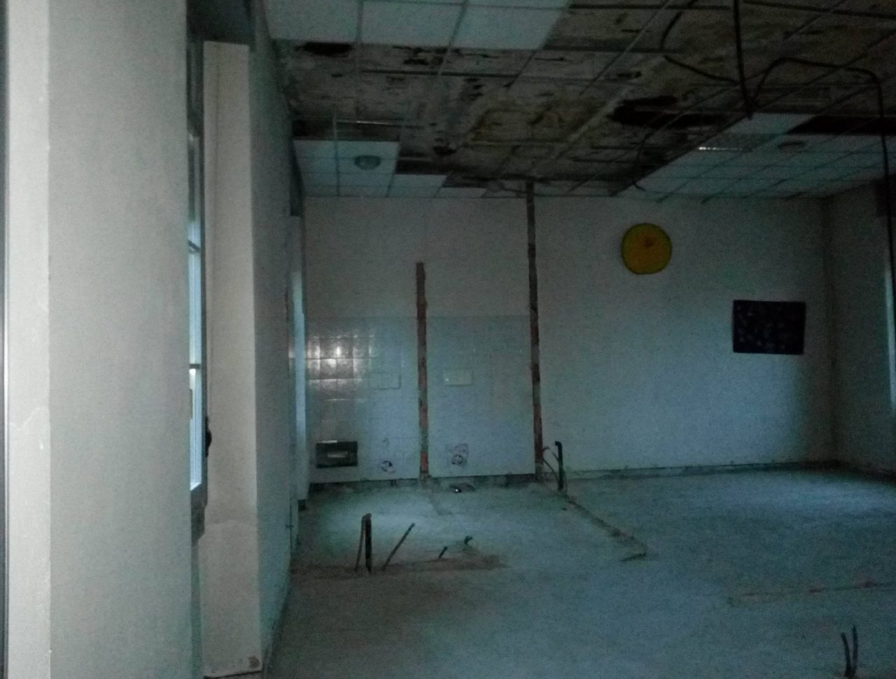 Rho, Consiglio straordinario sul crollo a scuola – La protesta delle famiglie dei pazienti psichiatrici
