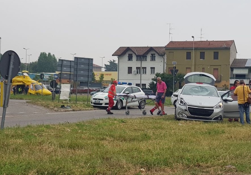 Rho, Ennesimo incidente alla rotonda maledetta: grave un 28enne – GUARDA IL VIDEO