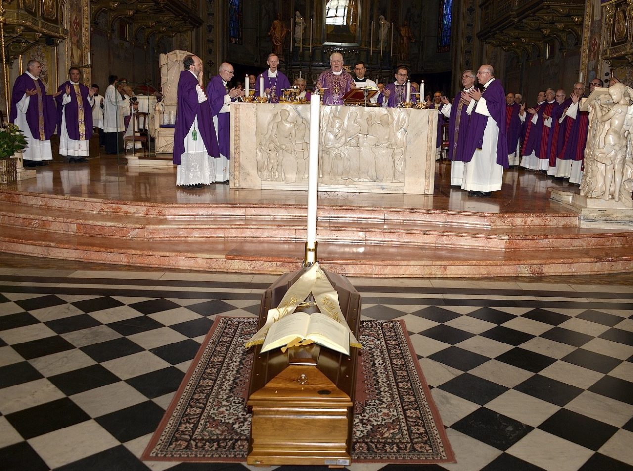 Rho, Grande folla ai funerali di don Citterio