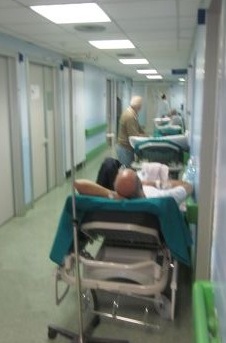 Rho – L’influenza manda ko l’ospedale, malati ovunque sulle barelle