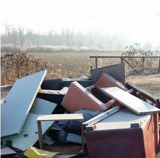 Rho – Nonostante i soldi dei rhodensi il parco dei Fontanili è una discarica a cielo aperto