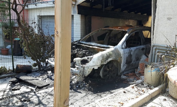 Rho, Paura in via Ticino: auto in fiamme nella notte