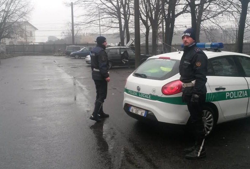 Rho, Sgomberati i bulgari che vivevano in auto in via Mascagni