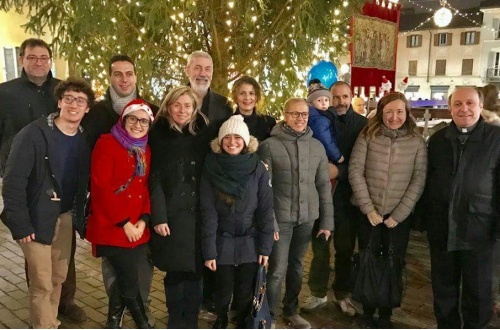Rho, Si accende l’albero nel centro della città