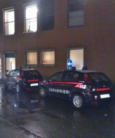 Rho Spegne la televisione alla moglie, lei si alza e lo colpisce con una coltellata