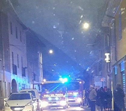 Rho, auto in fiamme vicino alla parrocchia