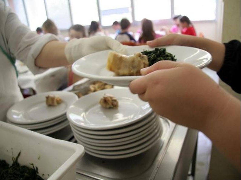 Rho, cadono vetri dal lucernario: refettorio chiuso, i bambini mangiano in classe