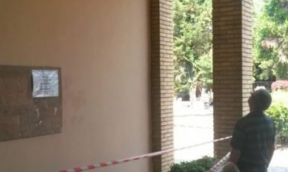 Rho, crolla l'intonaco dell'ingresso: tragedia sfiorata al cimitero di Lucernate