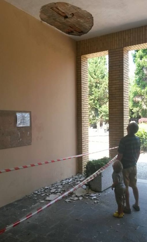 Rho, crolla l’intonaco dell’ingresso: tragedia sfiorata al cimitero di Lucernate
