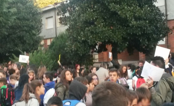 Rho, crollo a scuola: confusione per il primo giorno “in trasferta”