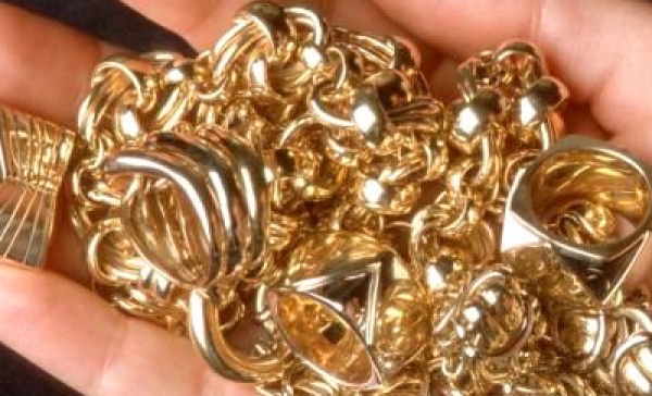 Rho, derubata di gioielli per oltre 25mila euro: la ladra è la figlia