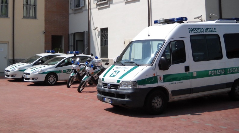Rho, fermato per atti osceni in luogo pubblico: non potrà più mettere piede in città