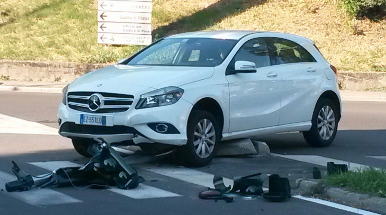 Rho, ha un malore in auto: centra il semaforo