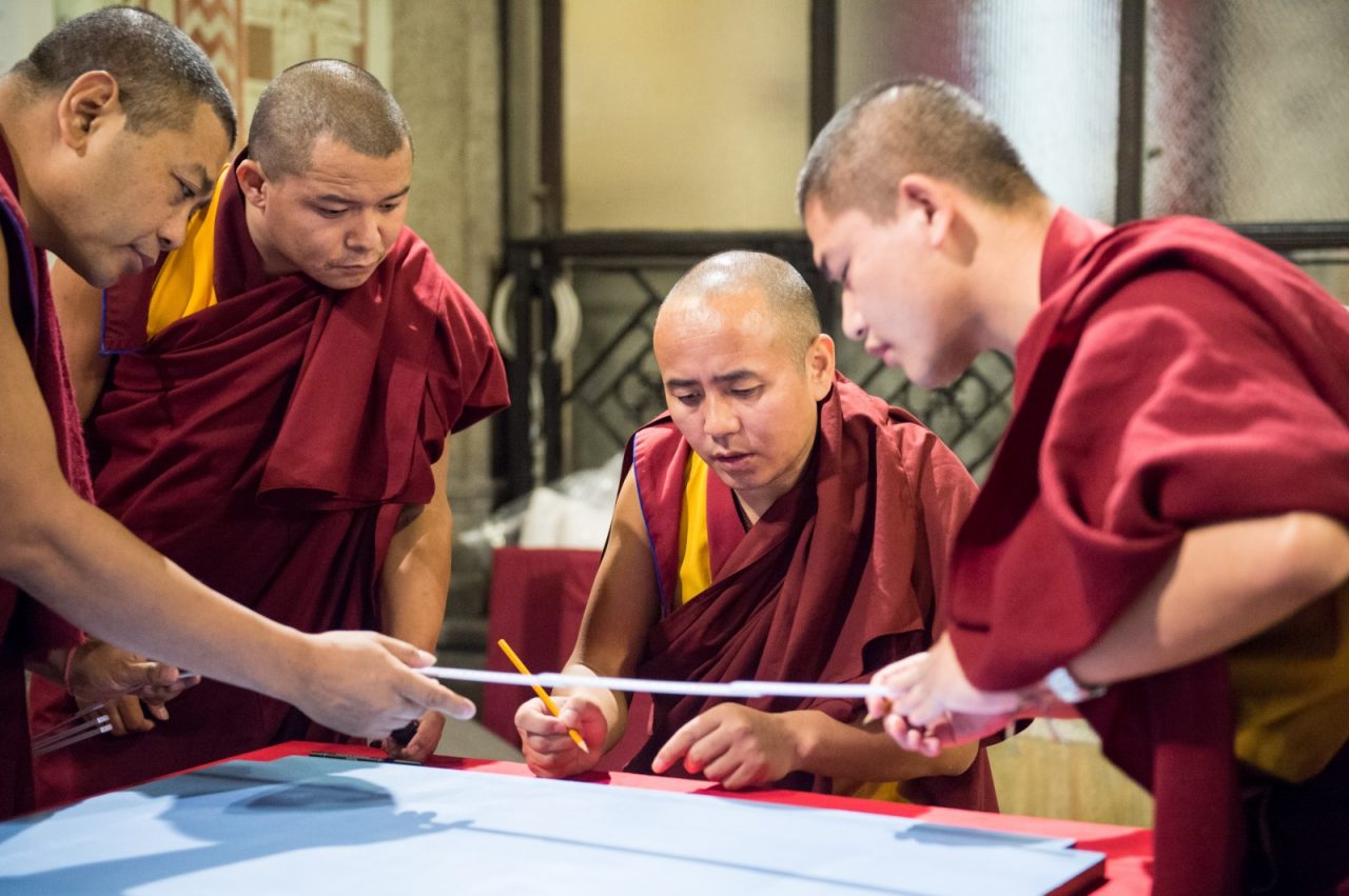 Rho, i monaci del Dalai Lama realizzano un mandala in municipio