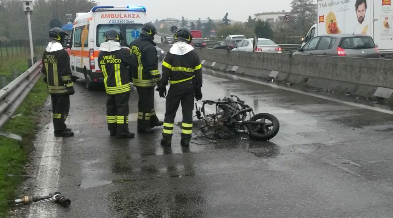 Rho, moto in fiamme sul Sempione