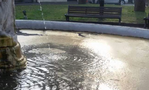 Rho, piazza Visconti: acque della fontana “horror”. FOTO