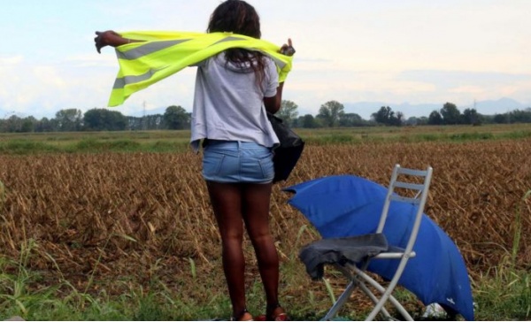 Rho, prostituta di 16 anni picchiata a bastonate da due connazionali: salvata dalla Polizia