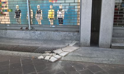 Rho, si stacca lastra di marmo da un palazzo: paura in via Garibaldi