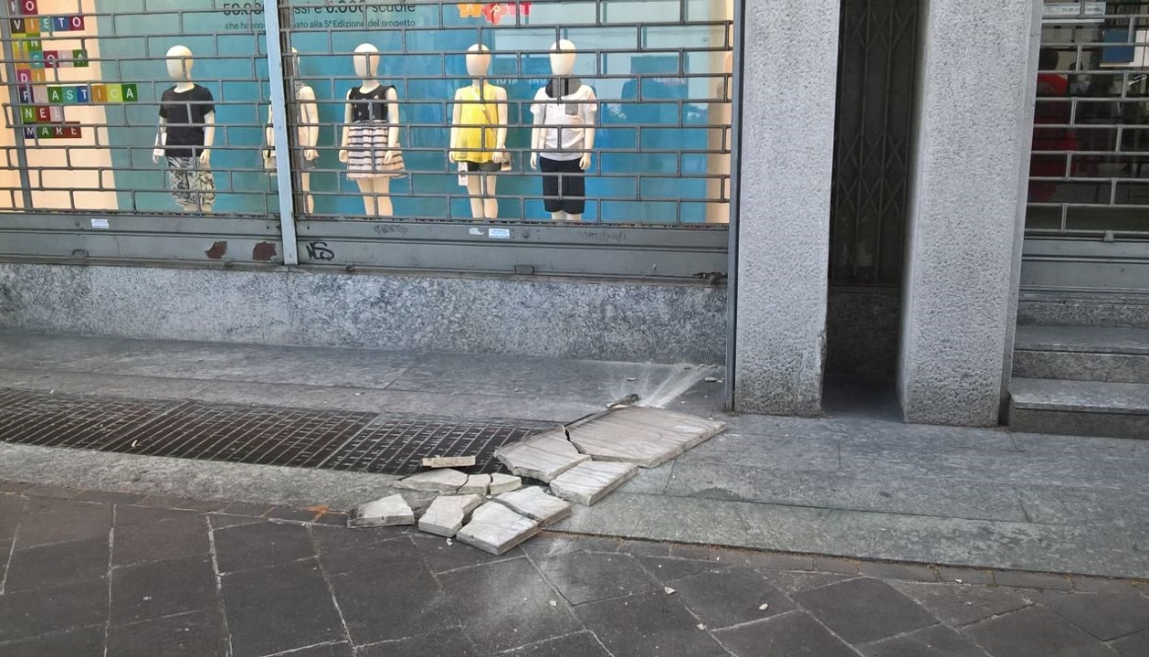 Rho, si stacca lastra di marmo da un palazzo: paura in via Garibaldi