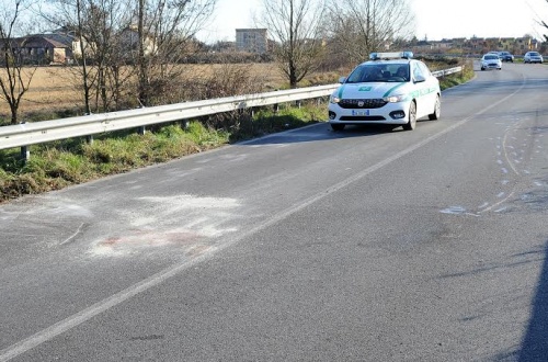 Rosate, scontro moto-auto: centauro perde la gamba. Gravissimo al Niguarda