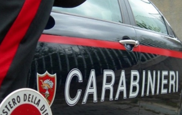Ruba il cellulare alla compagna, chiama i Carabinieri e annuncia… un attentato!