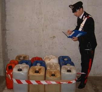 Rubavano gasolio dai pullman pubblici: arrestati due legnanesi