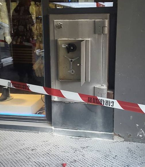 S.Vittore Olona: fanno esplodere la cassa, ma fuggono a mani vuote