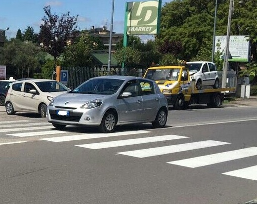San Vittore, si fermano per far passare i passanti e vengono tamponati