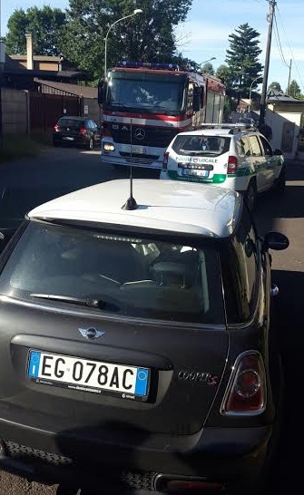 Sbatte a tutta velocità contro il marciapiede: illeso