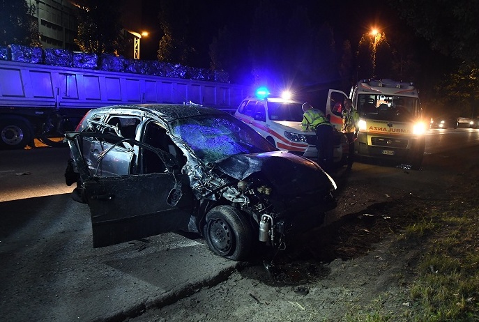 Schianto a Caronno Pertusella, auto finisce sotto un camion: feriti due giovani