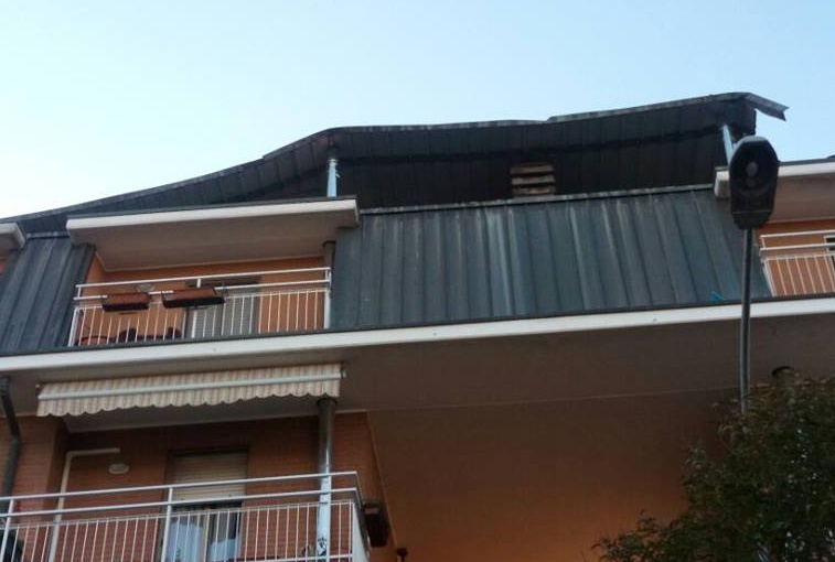 Scoperchiato il tetto di un condominio a Rescaldina, alberi caduti in strada Legnano