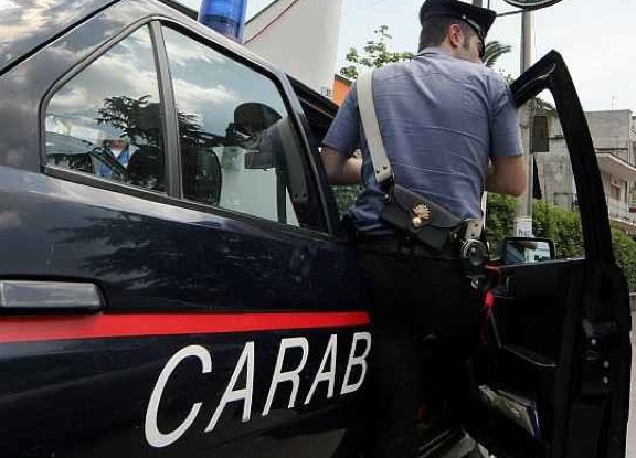 Sedriano, cerca di rubare al supermercato: sorpreso, picchia un dipendente