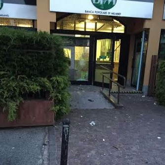 Senago, fanno saltare il bancomat: bottino da 100mila euro