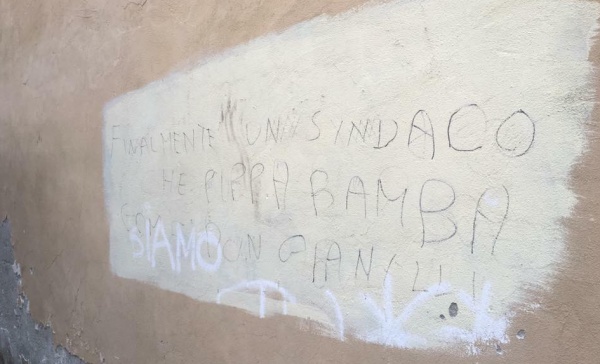 Settimo, Città in mano ai vandali: schiuma nella fontana e scritta contro il Sindaco