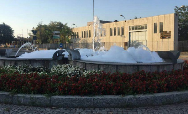 Settimo, “idromassaggio” alla rotonda: la fontana è piena di schiuma