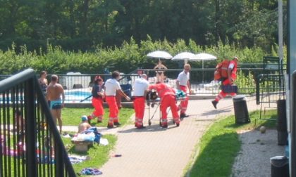 Bimbo di 4 anni riverso in piscina: un'infermiera gli salva la vita