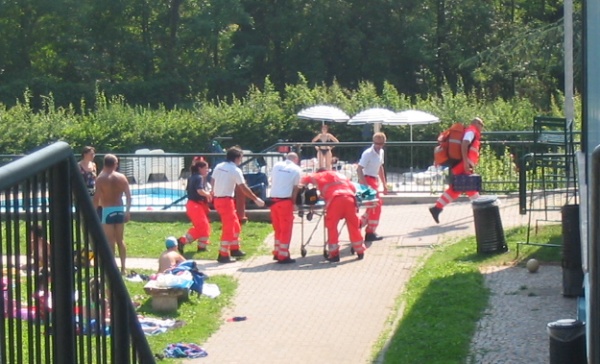 Si tuffa in piscina, un bimbo di 6 anni di Castano Primo lotta per la vita