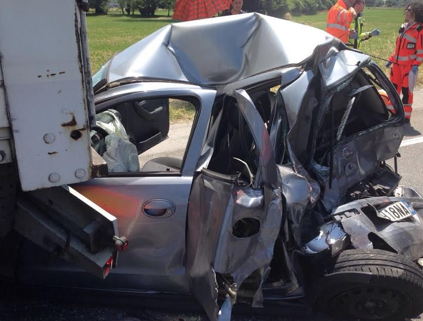 Spettacolare tamponamento sull’ex SS11: un’auto accartocciata tra due camion