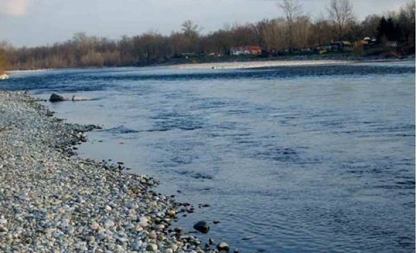 Cade vicino alla spiaggia del Ticino e finisce in ospedale