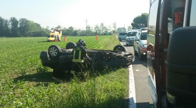 Un’ auto si ribalta, 59enne portato  in ospedale dall’elisoccorso