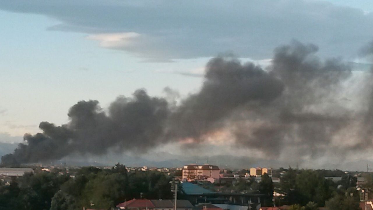 Vasto incendio ad Arese, brucia un deposito di rottami – Guarda il VIDEO